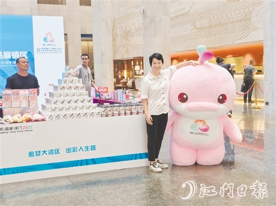 在7月举行的十五运会和残特奥会第一次代表团团长会议期间,李样讲在自己的产品展位前,推介16款陈皮饮用茶产品。 在7月举行的十五运会和残特奥会第一次代表团团长会议期间,李样讲在自己的产品展位前,推介16款陈皮饮用茶产品。