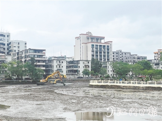 目前，台城人工湖的清淤工程正在有序展开。