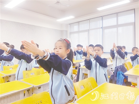 台山市新宁小学创新推出室内课间操。 台山市新宁小学创新推出室内课间操。