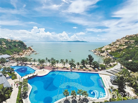 北陡镇那琴半岛地质海洋公园以其独特的地质景观和壮丽的海景吸引众多游客。