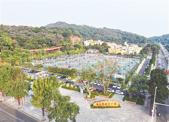 白水带体育公园为群众提供了专业的健身场所。