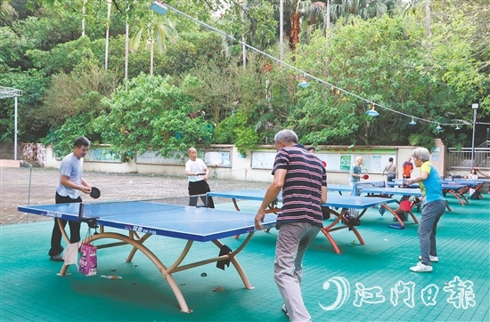 市民在小区乒乓球场切磋球艺。 市民在小区乒乓球场切磋球艺。