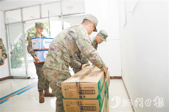 武警江门支队官兵搬运防疫捐赠物资。 武警江门支队官兵搬运防疫捐赠物资。