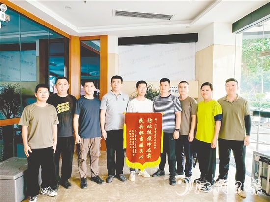 市直民兵应急营获赠锦旗。