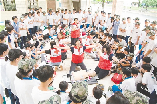 鹤山市连续6年开展校园应急救护公益培训,累计为超过2.5万名高中生普及心肺复苏(CPR+AED)知识与技能。 鹤山市连续6年开展校园应急救护公益培训,累计为超过2.5万名高中生普及心肺复苏(CPR+AED)知识与技能。