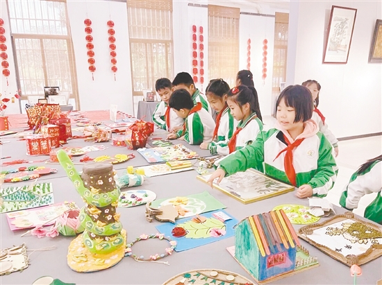 本次展览共展出涵盖书法、绘画与手工品等百余件以“秋”为主题的师生佳作。 本次展览共展出涵盖书法、绘画与手工品等百余件以“秋”为主题的师生佳作。