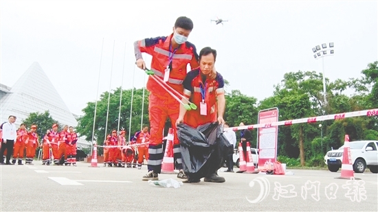 环卫工人组队参与“捡垃圾二人三足障碍赛”。 环卫工人组队参与“捡垃圾二人三足障碍赛”。