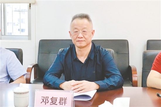 广州华立学院江门校区马克思主义学院副院长、教授邓复群