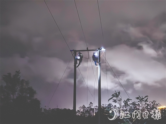 台风“桦加沙”期间，恩平供电局抢修人员昼夜不息，连续奋战。