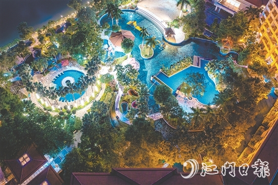 山泉湾温泉景区夜景。