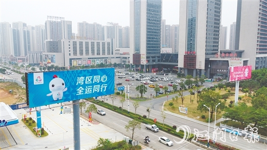 恩平市在城区主要街道、重点区域布置了十五运会宣传装饰，营造浓厚赛事氛围。