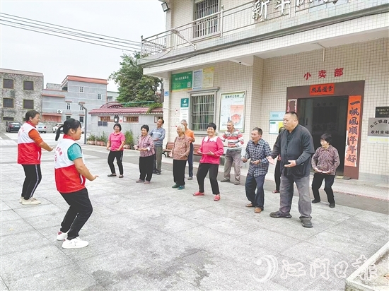 “银发志愿者”带领村中长者锻炼身体。