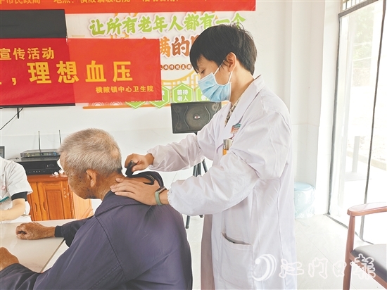 义诊活动中，横陂镇中心卫生院的专家团队为长者提供血压测量、把脉问诊服务。