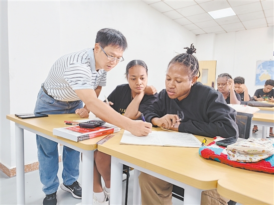 陈毅湛为留学生提供指导。 陈毅湛为留学生提供指导。