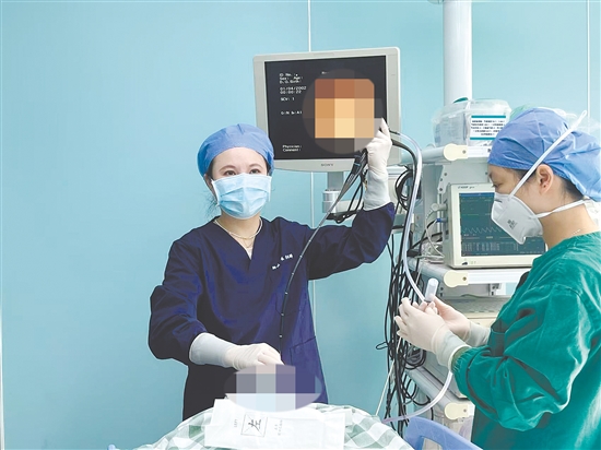 出现持续咳嗽，应到医院问诊，必要时进行专业检查。