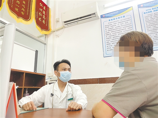 医生向患者了解情况。