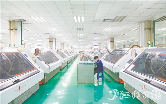 17家开平企业上榜2025年广东制造业500强企业。图为上榜企业开平依利安达电子有限公司的生产车间。 17家开平企业上榜2025年广东制造业500强企业。图为上榜企业开平依利安达电子有限公司的生产车间。