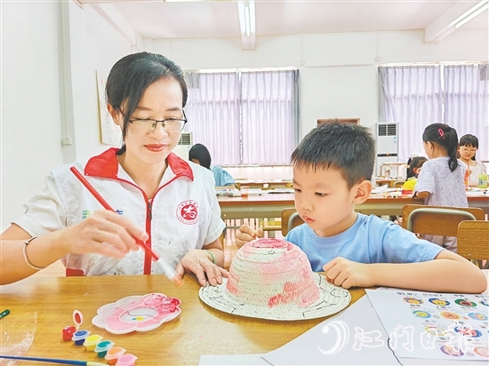 志愿者手把手教孩子们绘画。