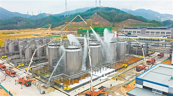 演练现场,举高喷射消防车凭借五节折叠臂架升至62米高空,精准打击火情。 演练现场,举高喷射消防车凭借五节折叠臂架升至62米高空,精准打击火情。