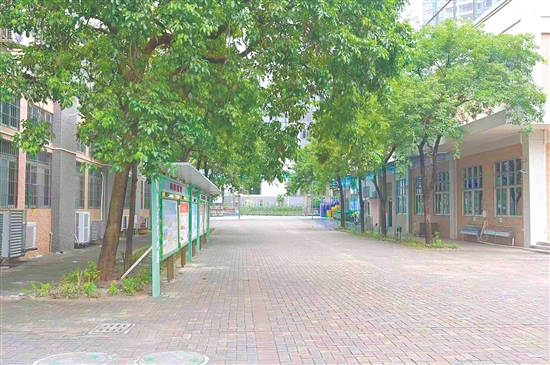 我市各校对易积水、易藏污的卫生死角进行清理,环境焕然一新。 我市各校对易积水、易藏污的卫生死角进行清理,环境焕然一新。