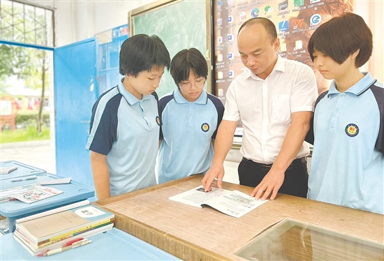 关能立在辅导学生。 关能立在辅导学生。