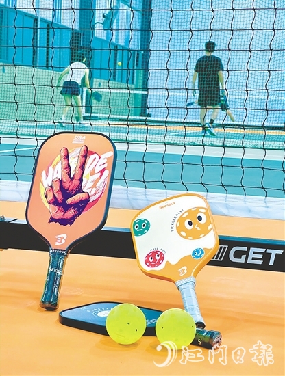 匹克球融合了羽毛球、乒乓球和网球的特点。