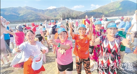 “熊猫专列”带着全国200多名游客来到台山感受滨海的快乐。