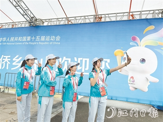 “小海豚”在台山赛区自拍合影。 “小海豚”在台山赛区自拍合影。