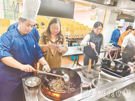 学员们跟着专业厨师学习制作黄鳝饭。 学员们跟着专业厨师学习制作黄鳝饭。