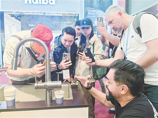 江门企业的咖啡水龙头吸引了一大波客商关注。 江门企业的咖啡水龙头吸引了一大波客商关注。