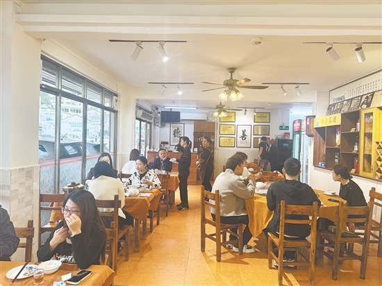 午饭时间,名远恩平菜馆座无虚席。 午饭时间,名远恩平菜馆座无虚席。