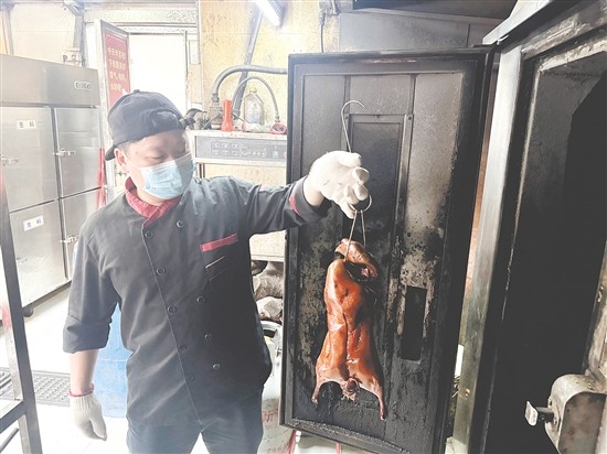 刚出炉的烧鹅香飘四溢。 刚出炉的烧鹅香飘四溢。