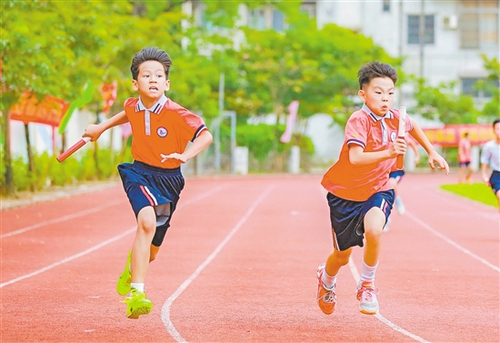 “全运会之风”吹进了校园。礼乐中心小学举办田径运动会。 “全运会之风”吹进了校园。礼乐中心小学举办田径运动会。