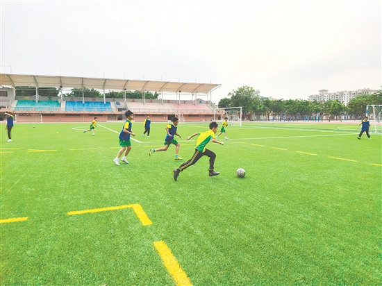 大课间时间,同学们在全新升级的体育场上踢足球。 大课间时间,同学们在全新升级的体育场上踢足球。