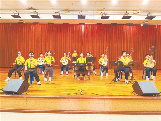 学校民乐队正在进行日常训练。 学校民乐队正在进行日常训练。