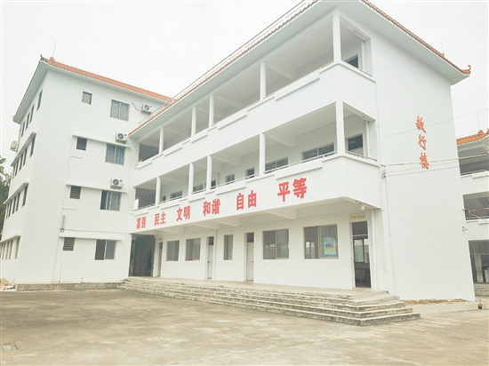 九子沙小学的教学楼粉刷一新。 九子沙小学的教学楼粉刷一新。
