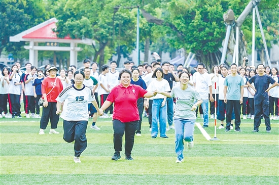 师生们以团队协作的方式在赛场上奋力拼搏，充分展现体育风采。