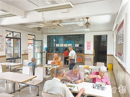 白沙街道岭梅社区益食堂为长者解决了“做饭难、吃饭愁”问题。 白沙街道岭梅社区益食堂为长者解决了“做饭难、吃饭愁”问题。