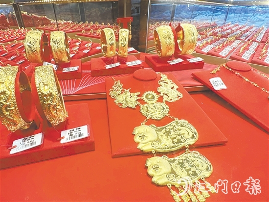 截至昨日,黄金价格年度涨幅仍超过50%。 截至昨日,黄金价格年度涨幅仍超过50%。