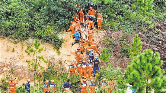 我市应急救援力量于11月6日上午成功帮助受困者脱险。