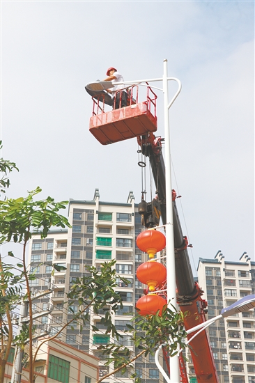 市政人员对路灯进行检修、装饰。