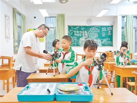 学校依托430课后素质托管服务时间,开设多个科创社团及兴趣课程,鼓励学生在科学探索中将兴趣变成特长。 学校依托430课后素质托管服务时间,开设多个科创社团及兴趣课程,鼓励学生在科学探索中将兴趣变成特长。