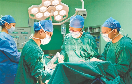 医生为患者进行手术。