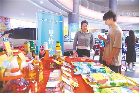 活动现场，“恩平优品”展区吸引市民选购。