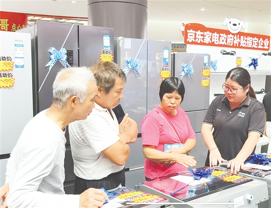 2025年“乐购恩平、畅游恩州”消费季活动涵盖房地产、汽车、摩托车、家电、超市、餐饮、景区、特色农产品、电声器材等多个领域。当天的家电展区吸引不少市民前来咨询。