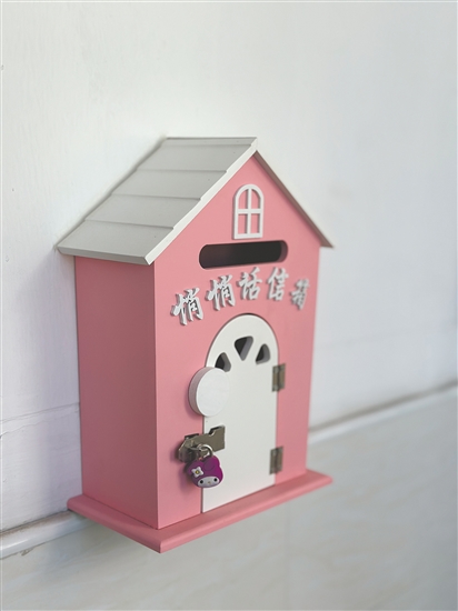 校长的“悄悄话信箱”深受同学们欢迎。 校长的“悄悄话信箱”深受同学们欢迎。