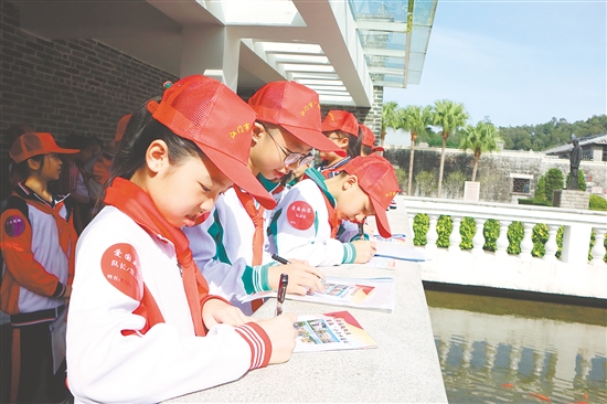 启动仪式后,“五好少年”走进梁启超故居开展首场研学活动。 启动仪式后,“五好少年”走进梁启超故居开展首场研学活动。