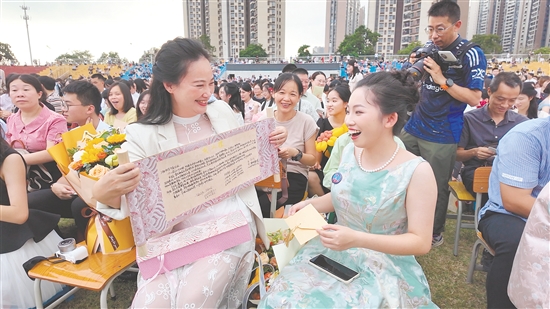 这位家长精心制作了“卷轴”家书。 这位家长精心制作了“卷轴”家书。