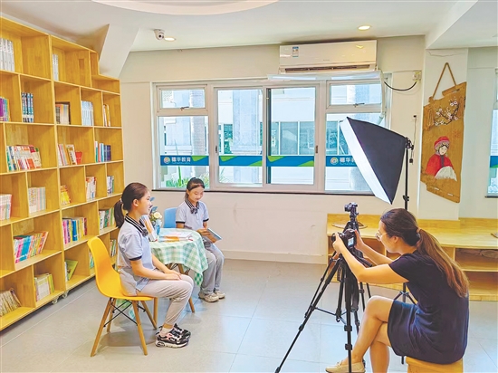 文学社成员录制文创产品发布视频。 文学社成员录制文创产品发布视频。