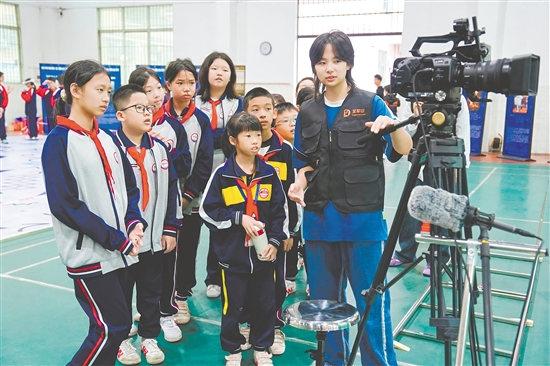 学生感受学习电影的乐趣。 学生感受学习电影的乐趣。